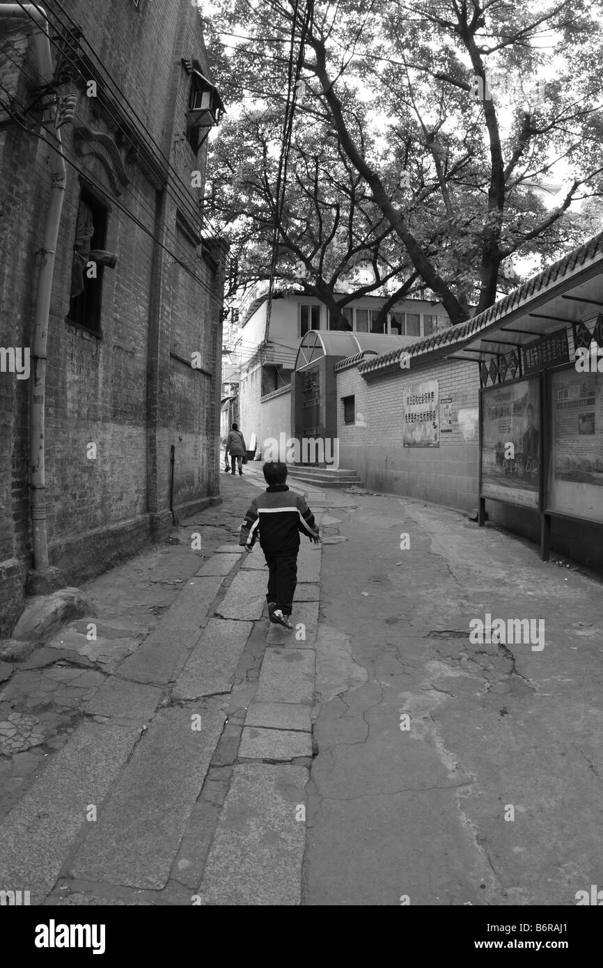 Chinesischen jungen laufen / überspringen durch historische Gasse Olkd c Stockfoto