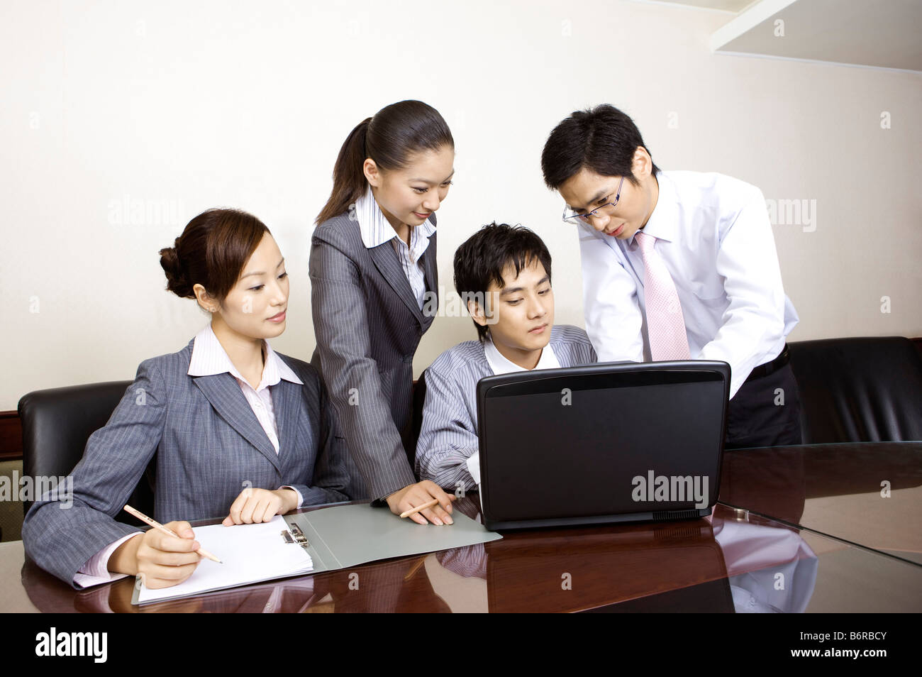 Geschäftsleute haben eine Diskussion im Büro Stockfoto
