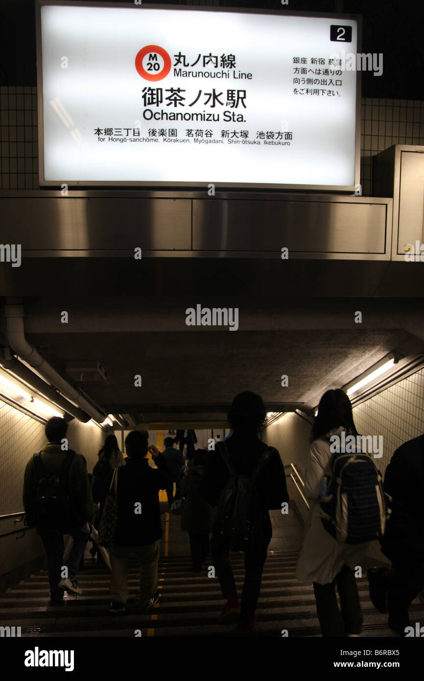 Passagiere gehen die Treppe hinunter zum Bahnhof, Ochanomizu auf der Marunouchi-Linie der Tokyo Metro Stockfoto
