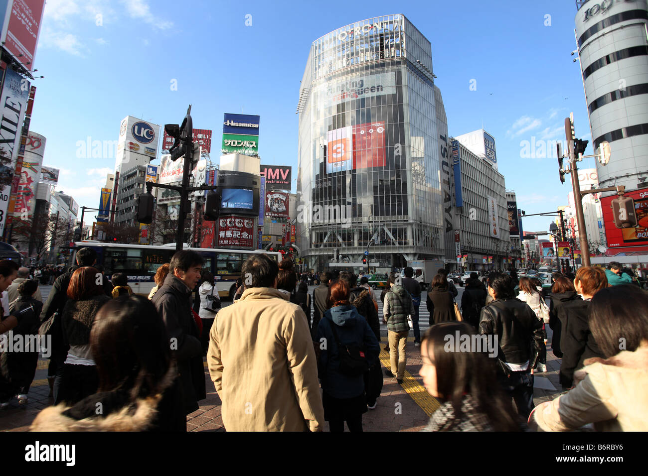 Ein Grundriss der Pendler, Shopper und Fußgänger überqueren Sie die Straße an der Shibuya-Kreuzung Stockfoto