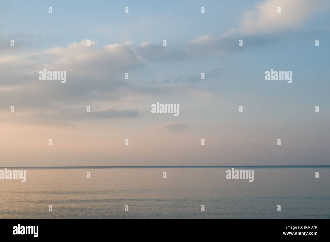 Wohnung ruhiges Meer an einem kalten Nachmittag mit ein paar hohe Wolken - wales Cardigan Bay UK Stockfoto