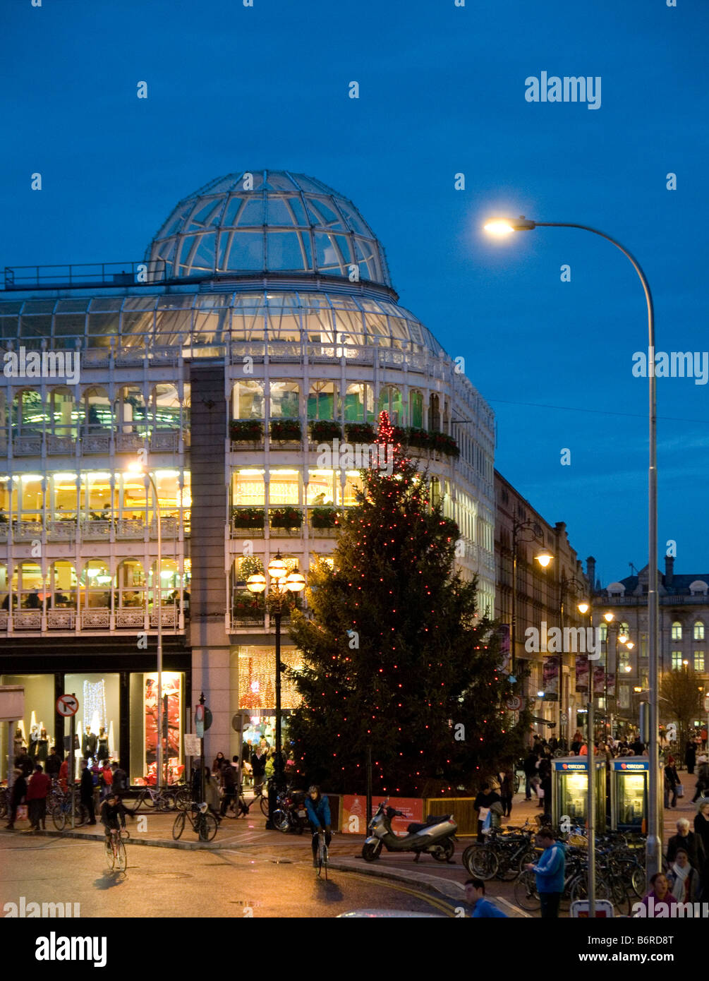 Ein Weihnachtsbaum vor dem St. Stephens Green Shopping Center Weihnachten 2008 Stockfoto