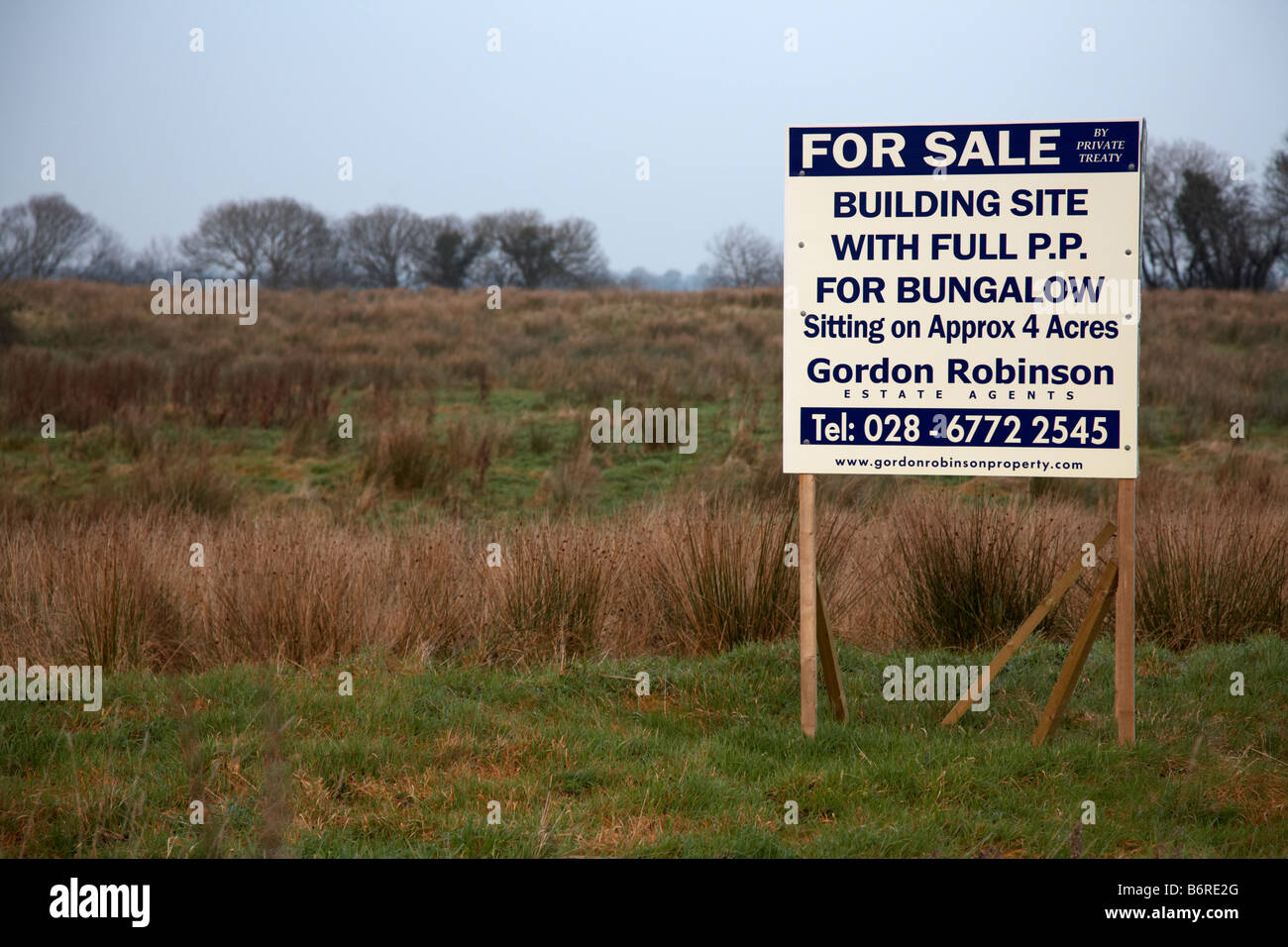 für Verkauf Zeichen auf einer Entwicklung des ländlichen Raums-Website für die Baustelle mit voller Baugenehmigung für Bungalow in fermanagh Stockfoto