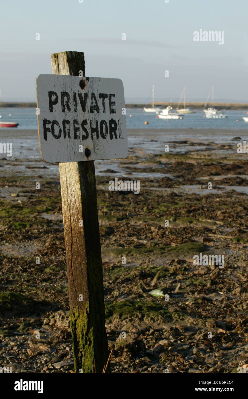 Ironisch Zeichen auf Vorland der schlammigen Küstendorf Strand in Essex UK Stockfoto