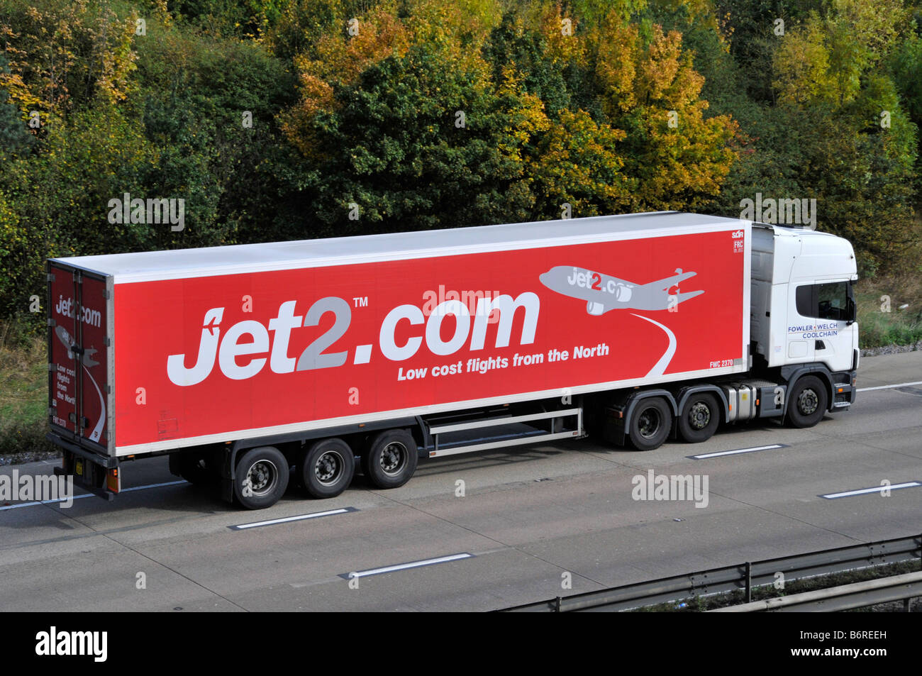 M25 Autobahn Jet2.com artikuliert LKW Anhänger Stockfoto M25 Autobahn Jet2.com artikuliert LKW Anhänger Stockfoto