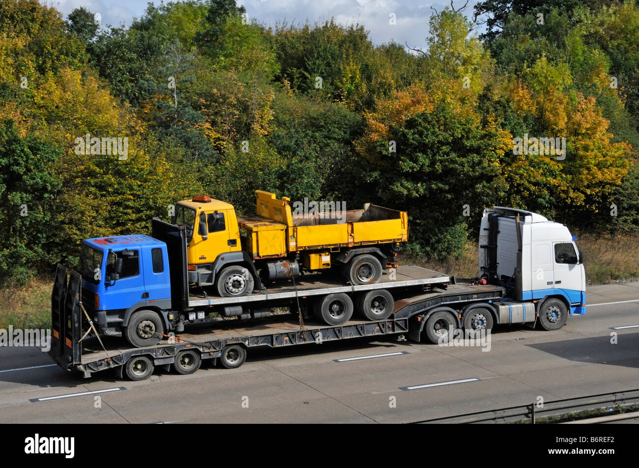 M25 Autobahn Tieflader artikuliert LKW und Anhänger mit zwei alten LKWs beladen Stockfoto M25 Autobahn Tieflader artikuliert LKW und Anhänger mit zwei alten LKWs beladen Stockfoto