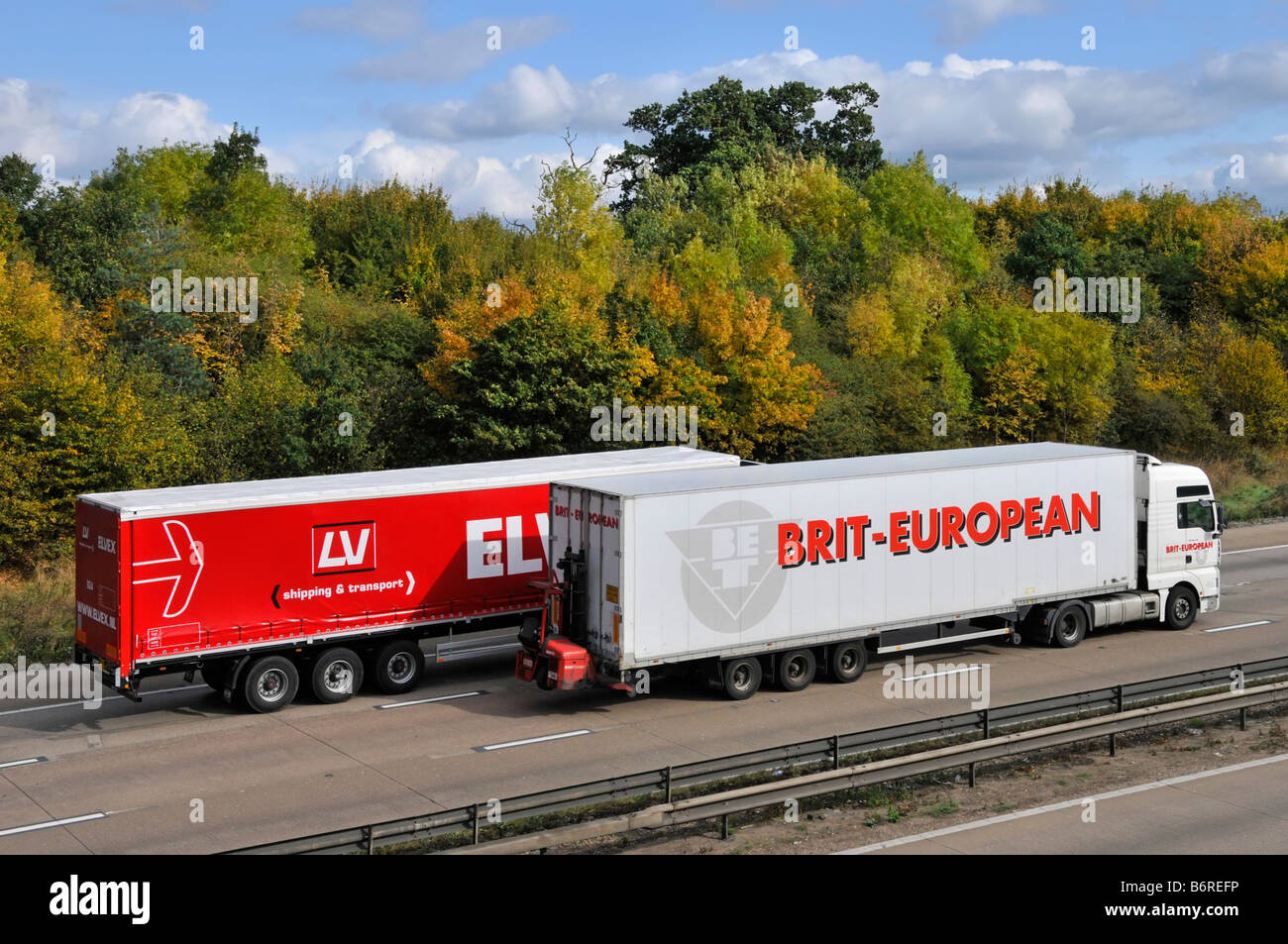 M25 Autobahn zwei LKWs überholen Stockfoto M25 Autobahn zwei LKWs überholen Stockfoto