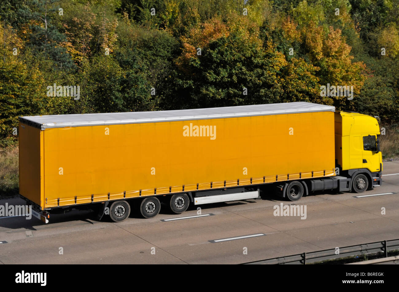 M25 Autobahn sauber unmarkierte Anhänger und LKW Stockfoto M25 Autobahn sauber unmarkierte Anhänger und LKW Stockfoto