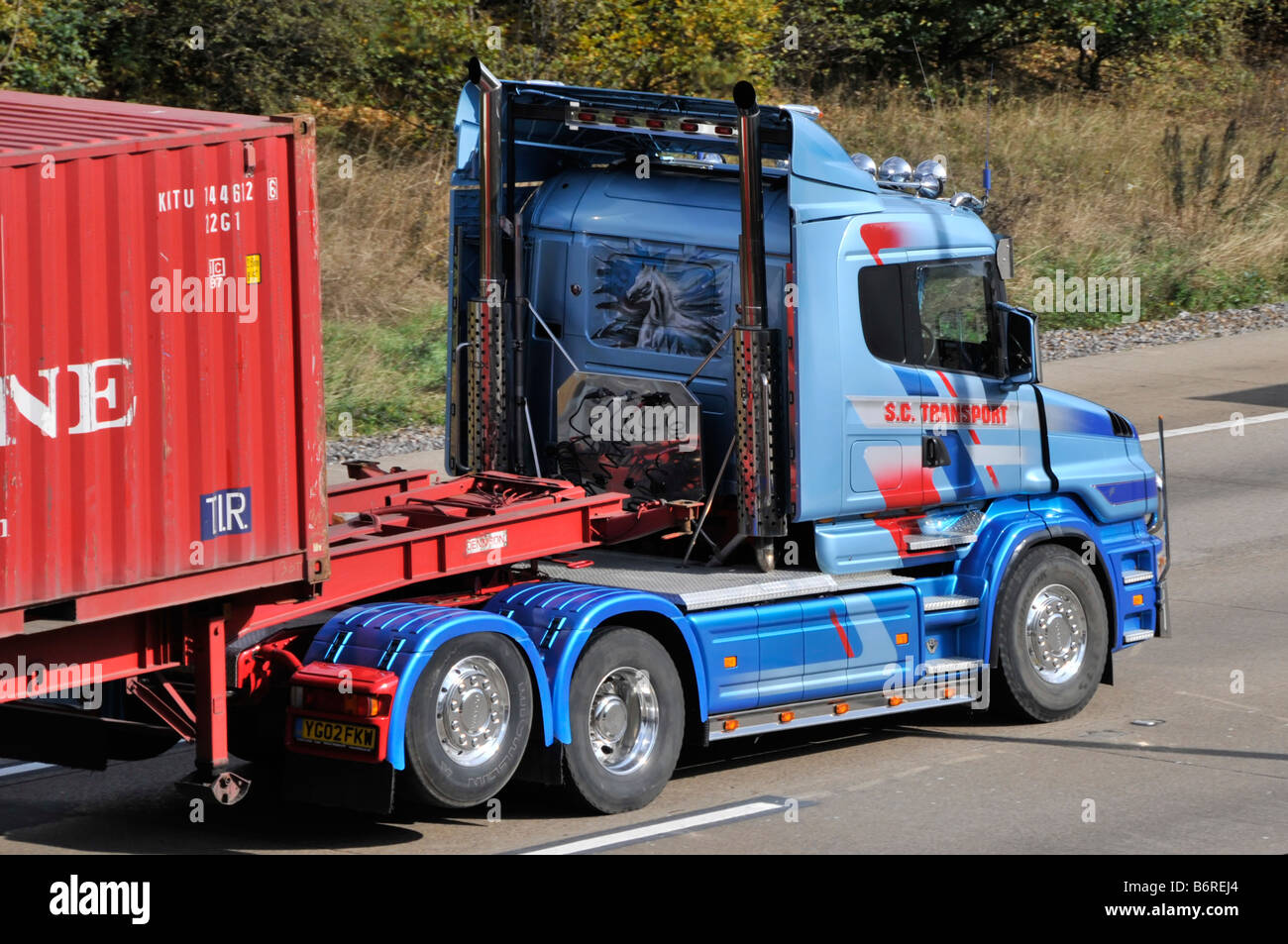 Nahaufnahme der Grafiken auf Sattelschlepper mit angehoben Dritte Achse Reifen Verschleißschutz und Economy-Gerät England Großbritannien Stockfoto Nahaufnahme der Grafiken auf Sattelschlepper mit angehoben Dritte Achse Reifen Verschleißschutz und Economy-Gerät England Großbritannien Stockfoto