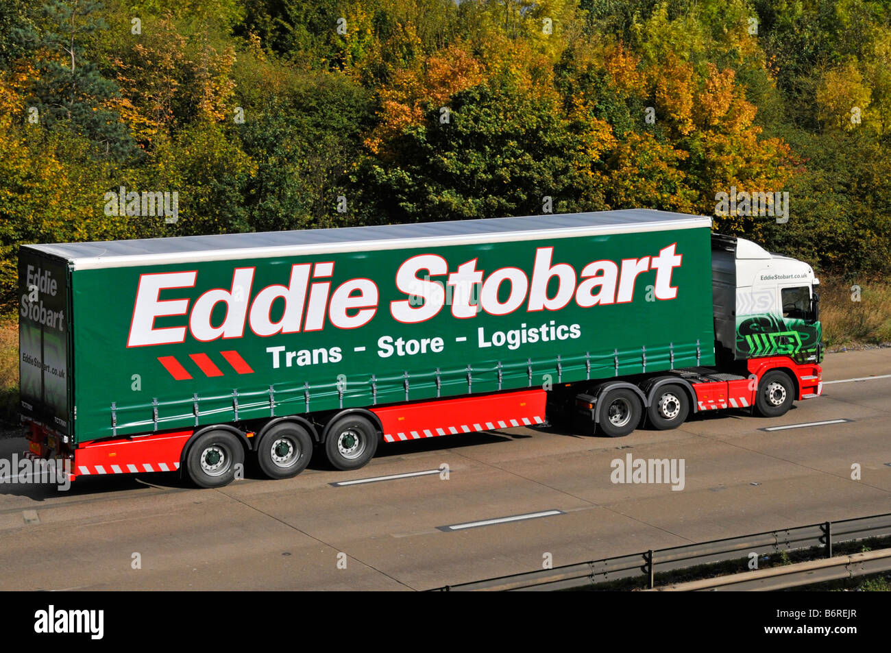 M25 Autobahn Eddie Stobart artikuliert, Anhänger und LKW Stockfoto M25 Autobahn Eddie Stobart artikuliert, Anhänger und LKW Stockfoto