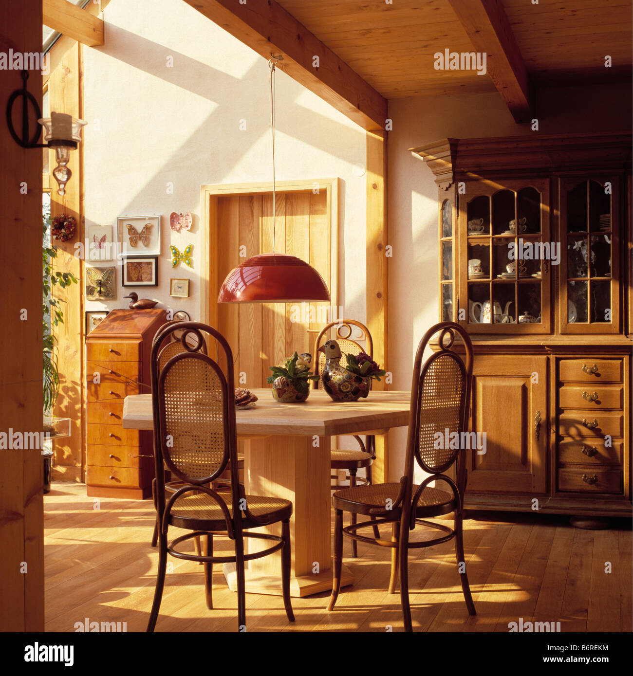 Antiker Thonet Bugholzstühle und Holztisch in der Küche-Erweiterung mit eingebauten Kiefer Schränke Stockfoto
