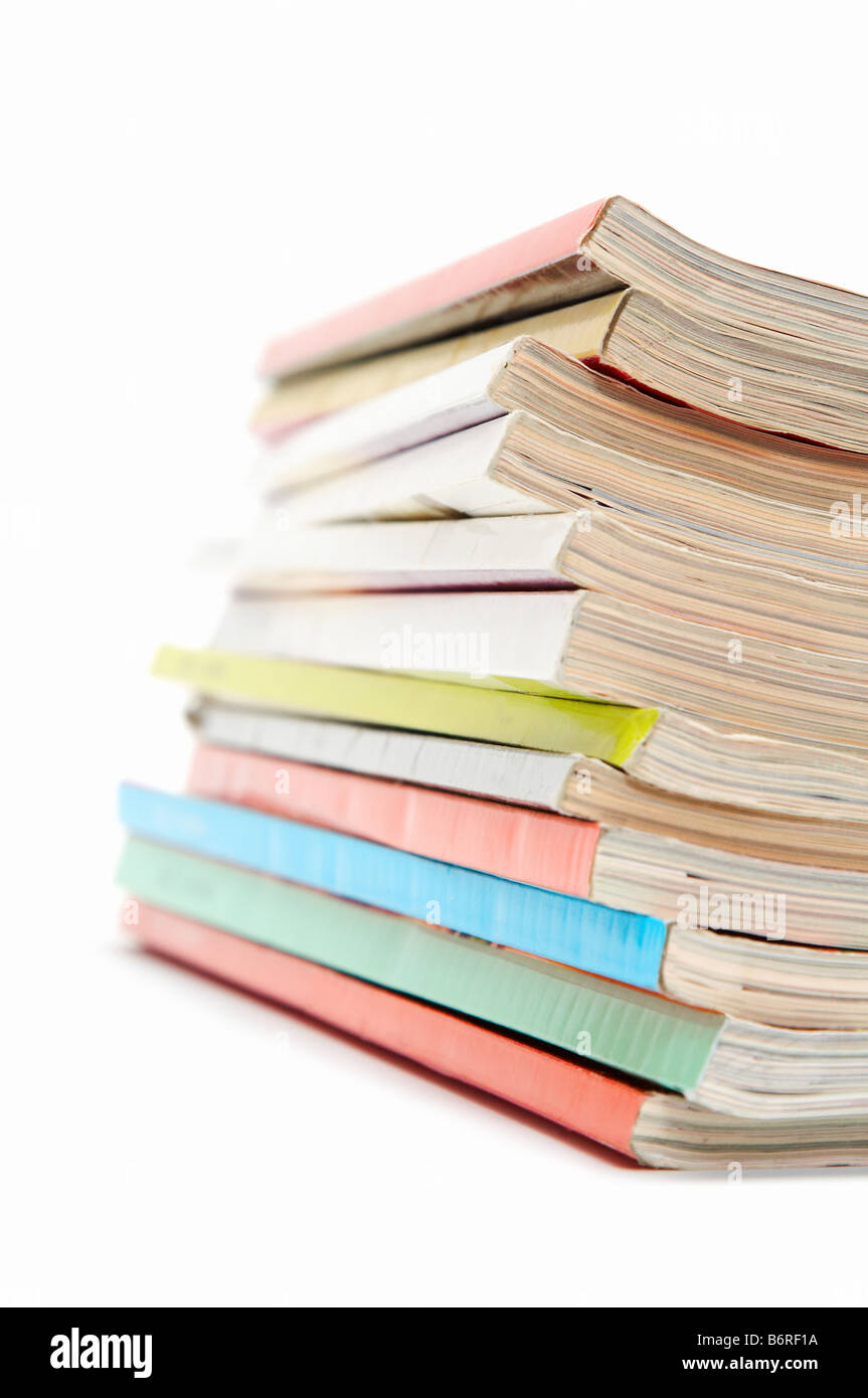 Haufen von Zeitschriften Fokus auf der Spitze des Heaps Stockfoto