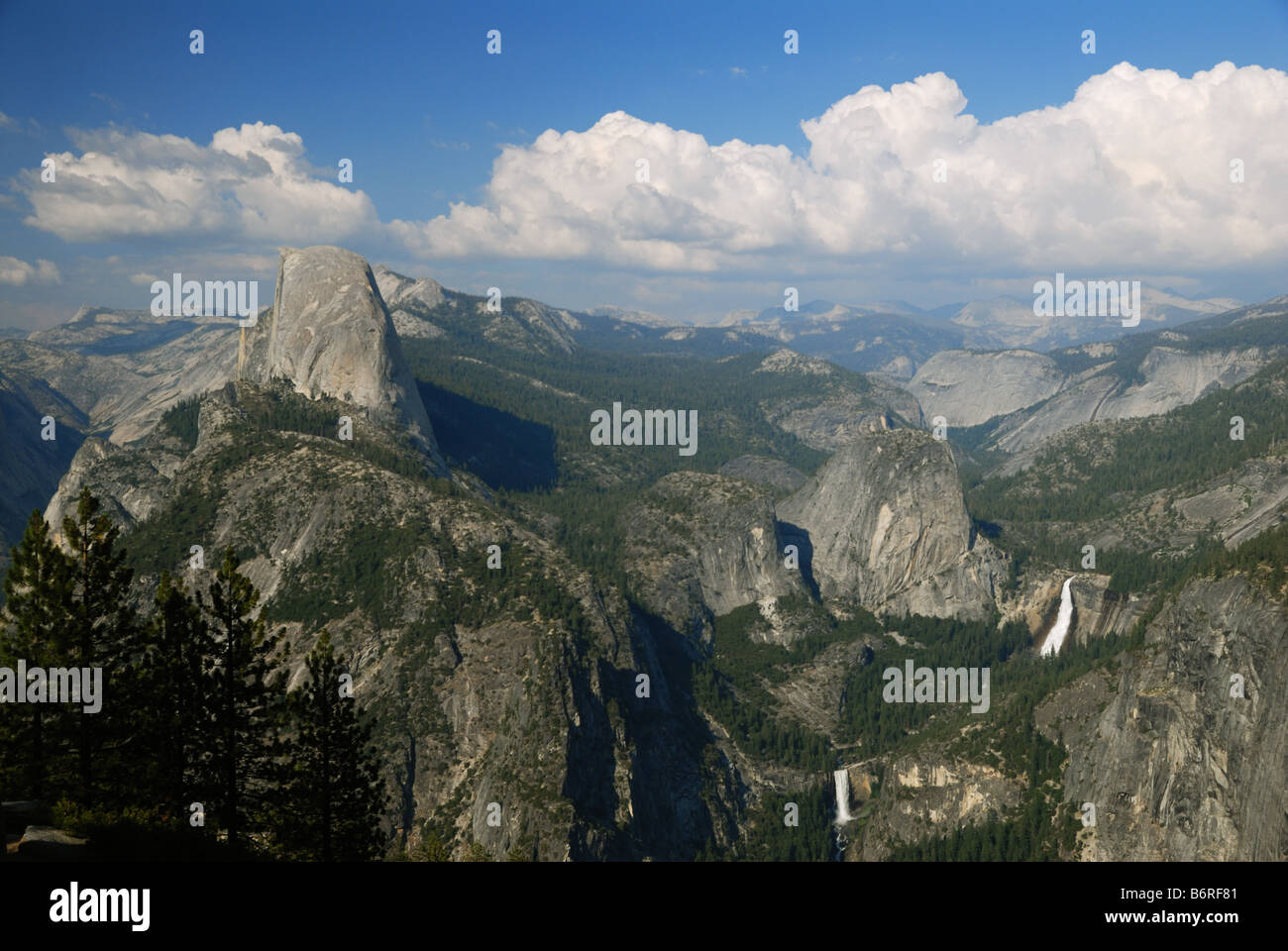 Hälfte-Kuppel, der Nebel Weg, Nevada und Vernal Falls, Yosemite-Nationalpark, Kalifornien, USA Stockfoto