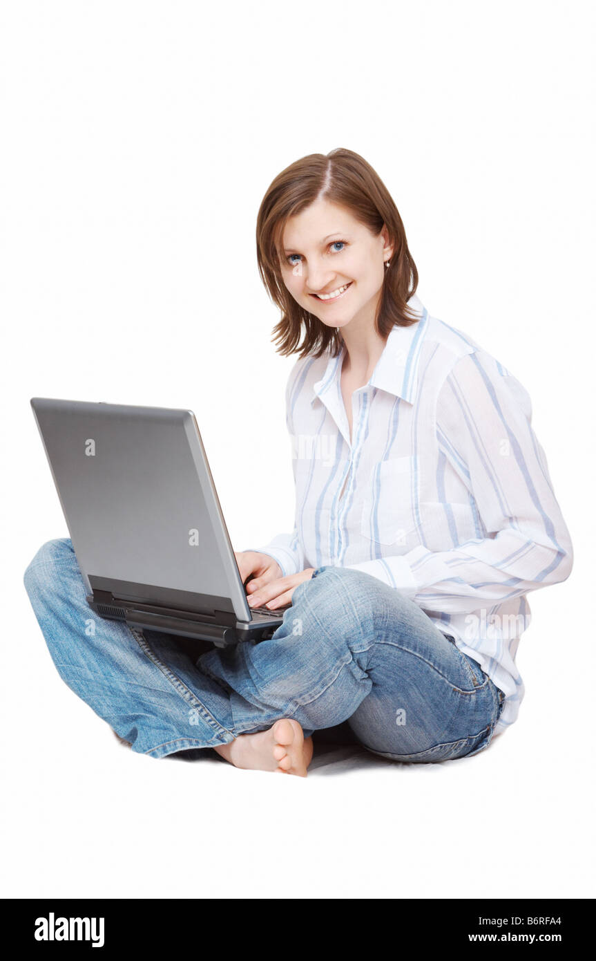 Frau mit Notebook auf dem Boden sitzend Stockfoto