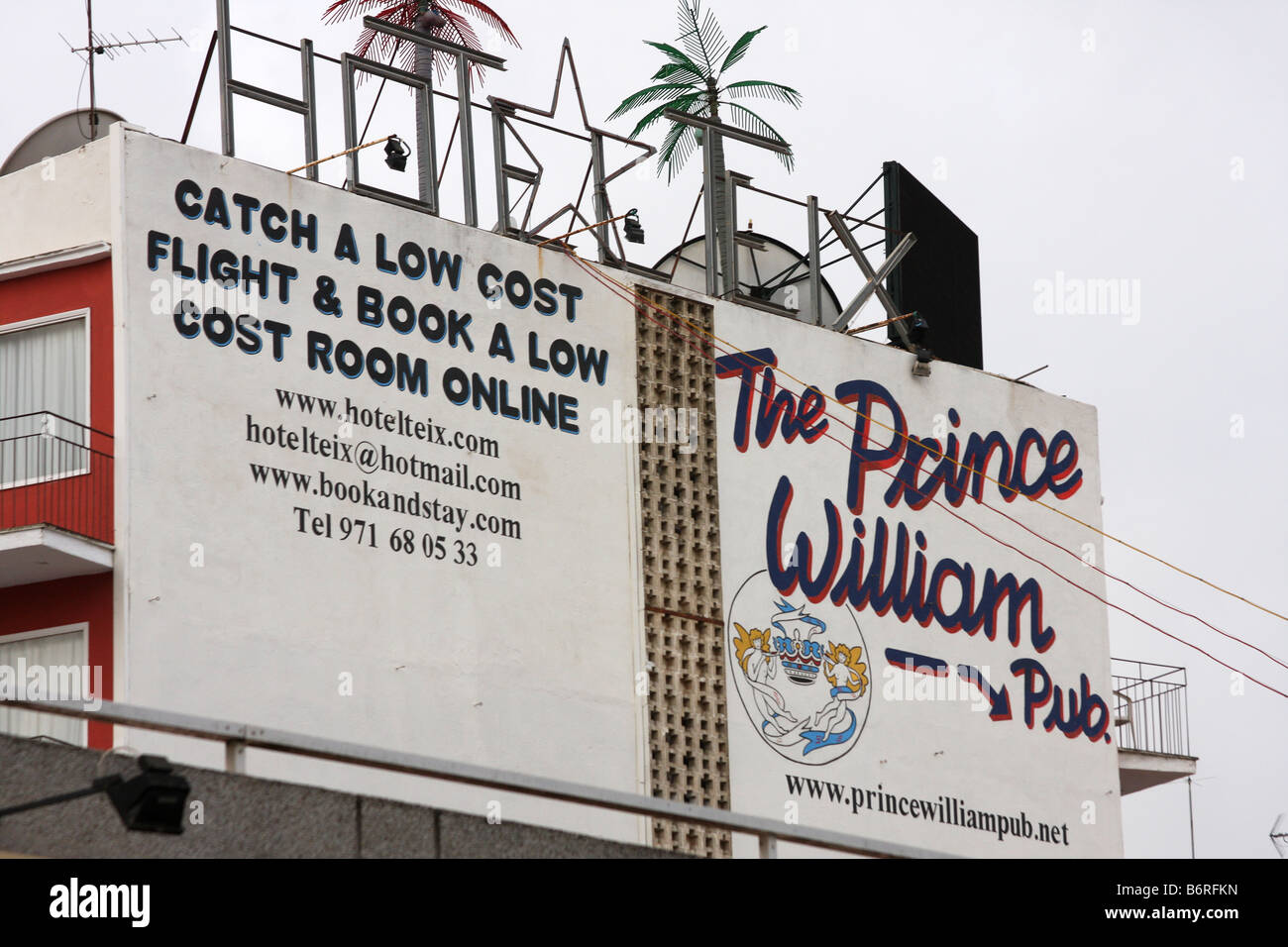 Werbetafel auf der Seite ein günstiges Hotel in Palma Nova Magalluf bietet Urlaub. Stockfoto