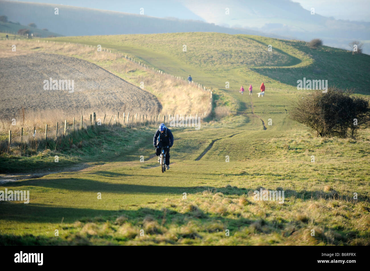 Wanderer und Radfahrer auf der South Downs im Ditchling Beacon in Sussex UK Stockfoto