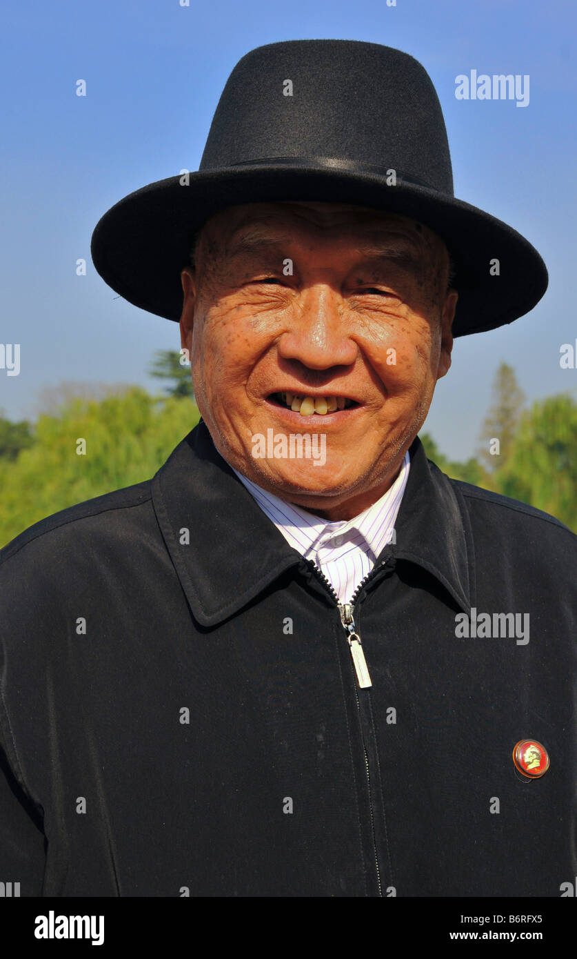 Alte chinesische Mann in Peking mit einer kommunistischen pin Stockfoto