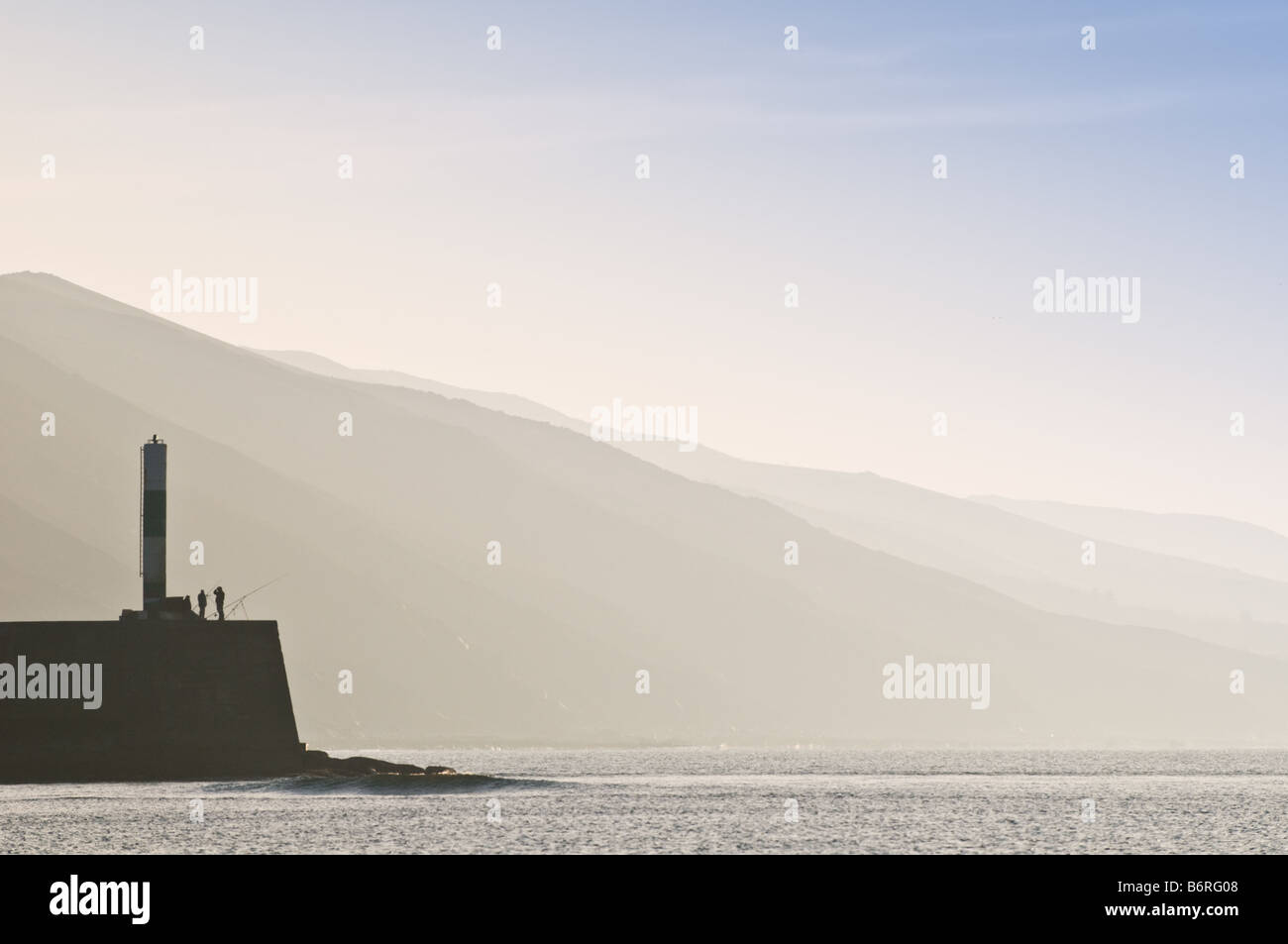 Fischer am Hafenpier in Aberystwyth, Blick nach Süden hinunter die Cardigan Bay Küste an einem kalten Nachmittag Dezember 2008 Stockfoto