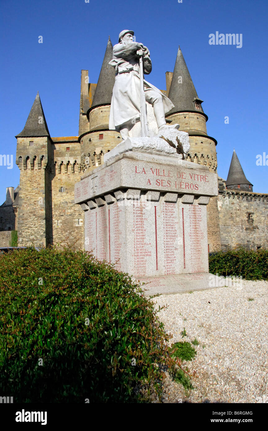 15. Jahrhundert Türme und Mauern des Schlosses hinter einem Kriegerdenkmal, Vitré, Bretagne, Frankreich Stockfoto