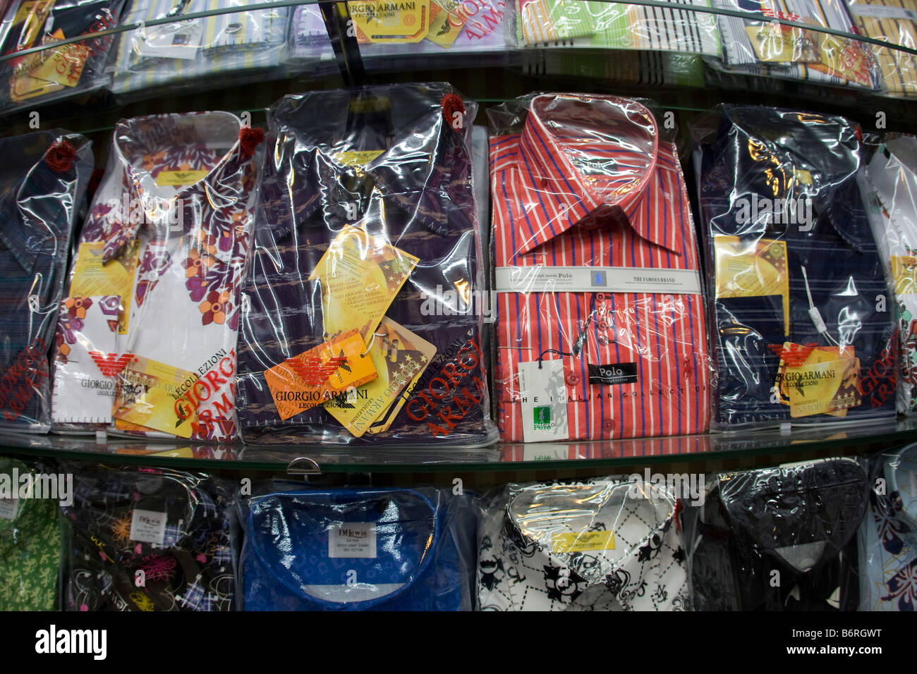 Fälschung, fake, Armani, Polo und andere Markennamen Taste up Herren t-Shirts zum Verkauf ohne Verordnung in Guangdong China. Stockfoto