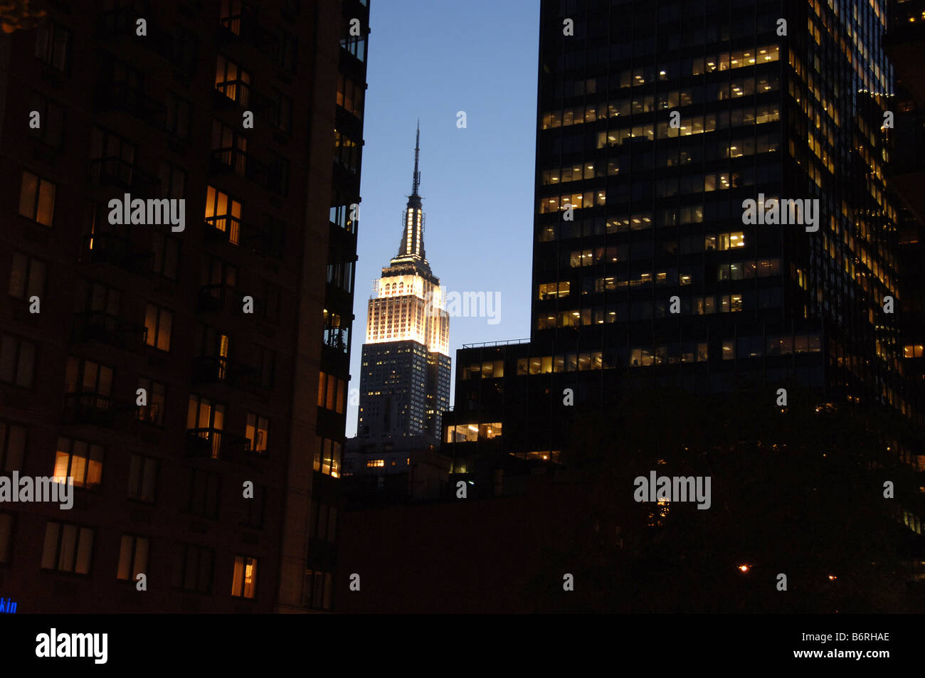 Empire State Building in der Nacht in New York City Stockfoto