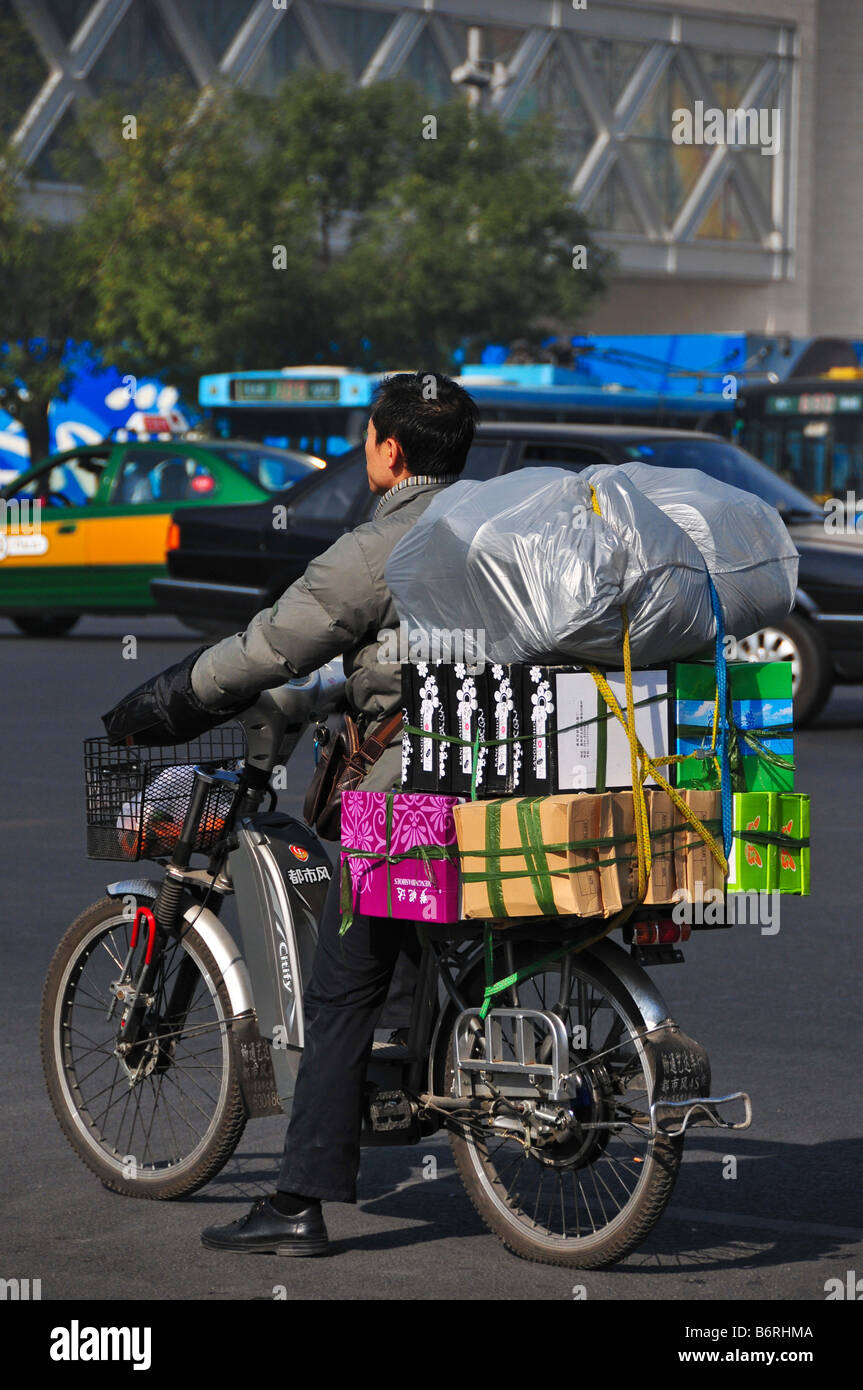 Mann, die Transport von Gütern in Peking China Stockfoto