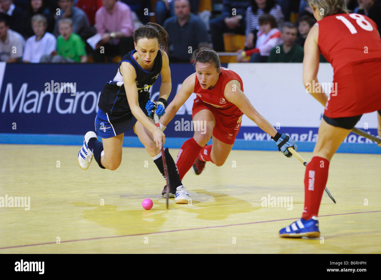 Drei weibliche Hockey-Spieler im Indoor-Wettbewerb (Schottland V England) Stockfoto