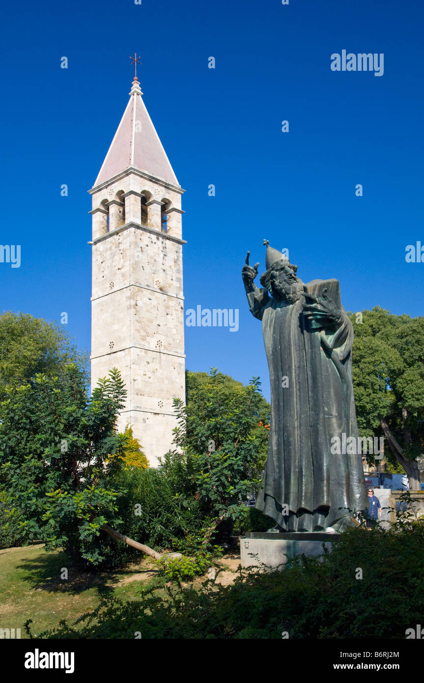 Ein Kirchturm und die Statue des Grgur Ninski in Split Kroatien Stockfoto