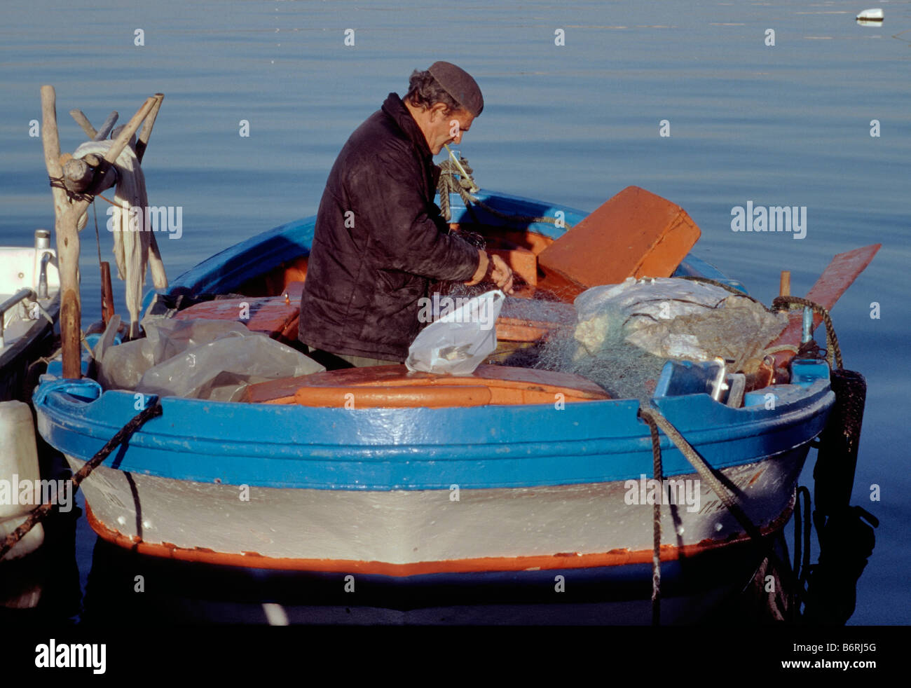 Angelboote/Fischerboote und Fischer im Hafen von Trapani in den frühen Morgenstunden Sizilien Italien Stockfoto