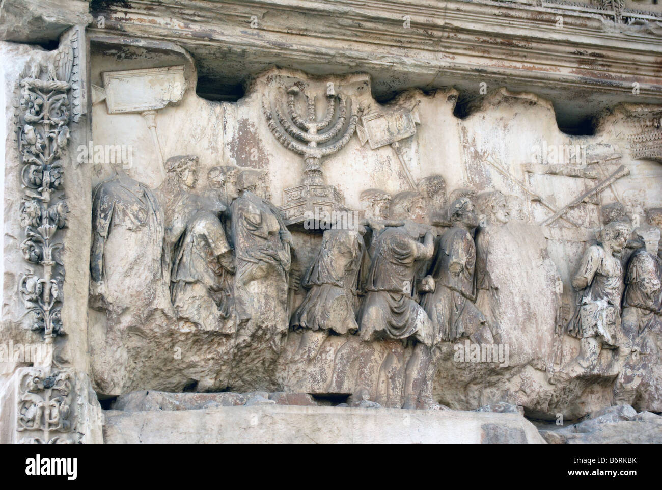 Detail der Titus-Bogen zeigt Beute vom Sack von Jerusalem Stockfoto