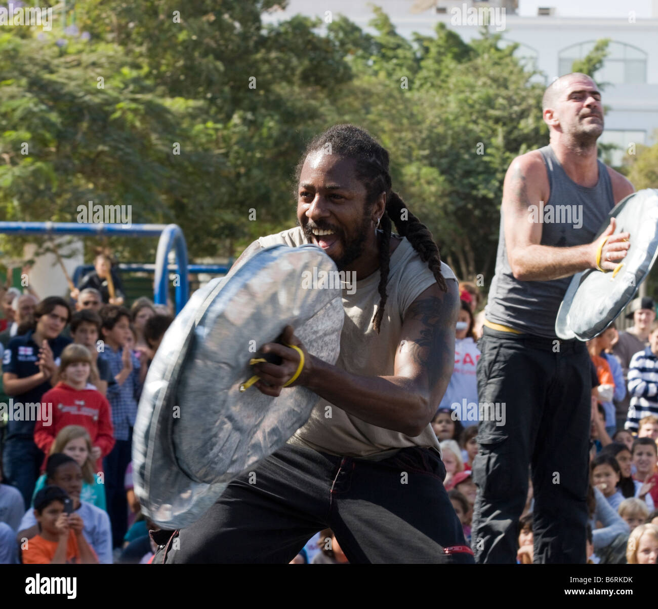 Stomp-Darstellern erklingt in Cairo American College, Kairo, Ägypten Stockfoto