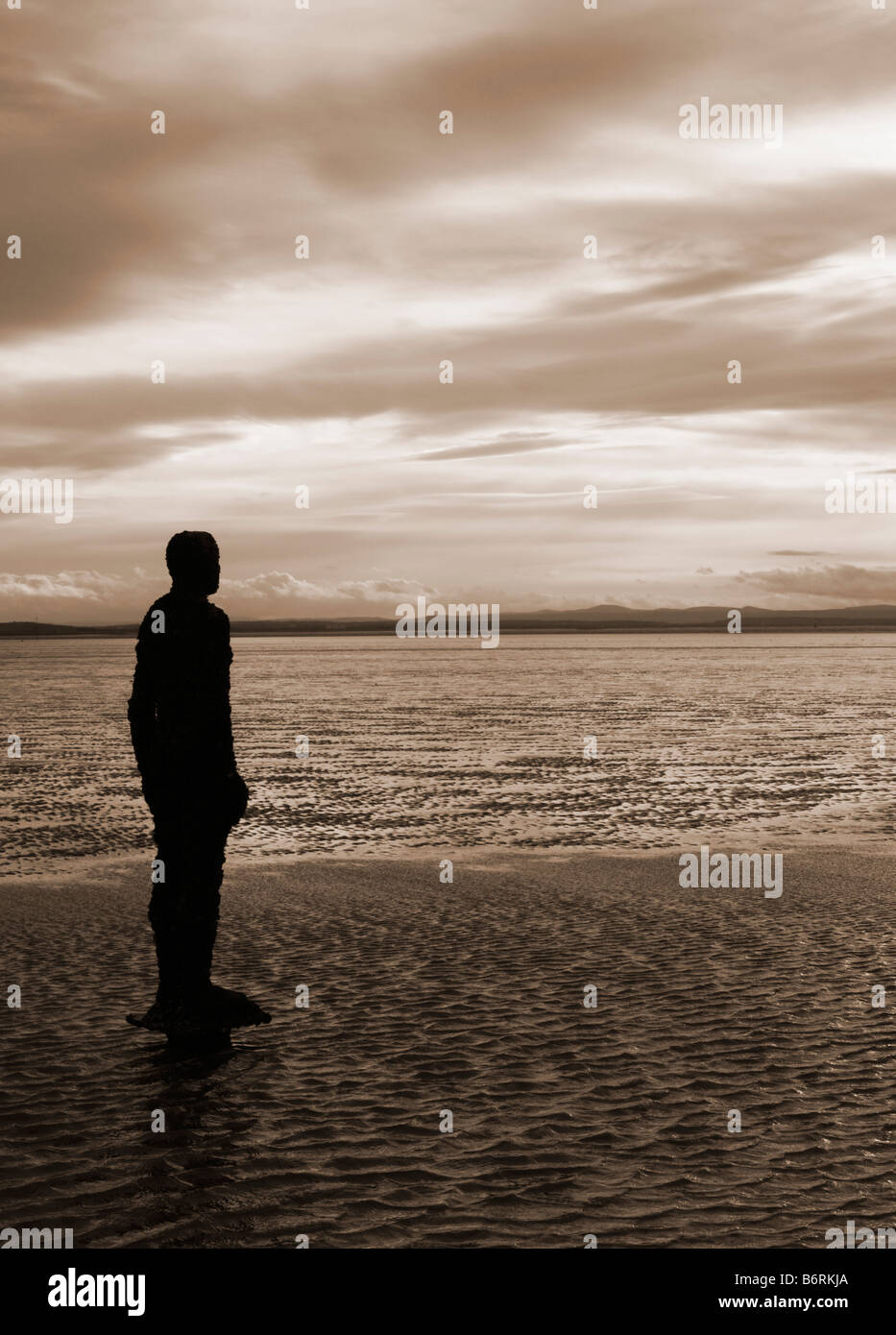 Antony Gormley s Ironmen Skulptur einer anderen Stelle auf Crosby Strand Liverpool England Stockfoto