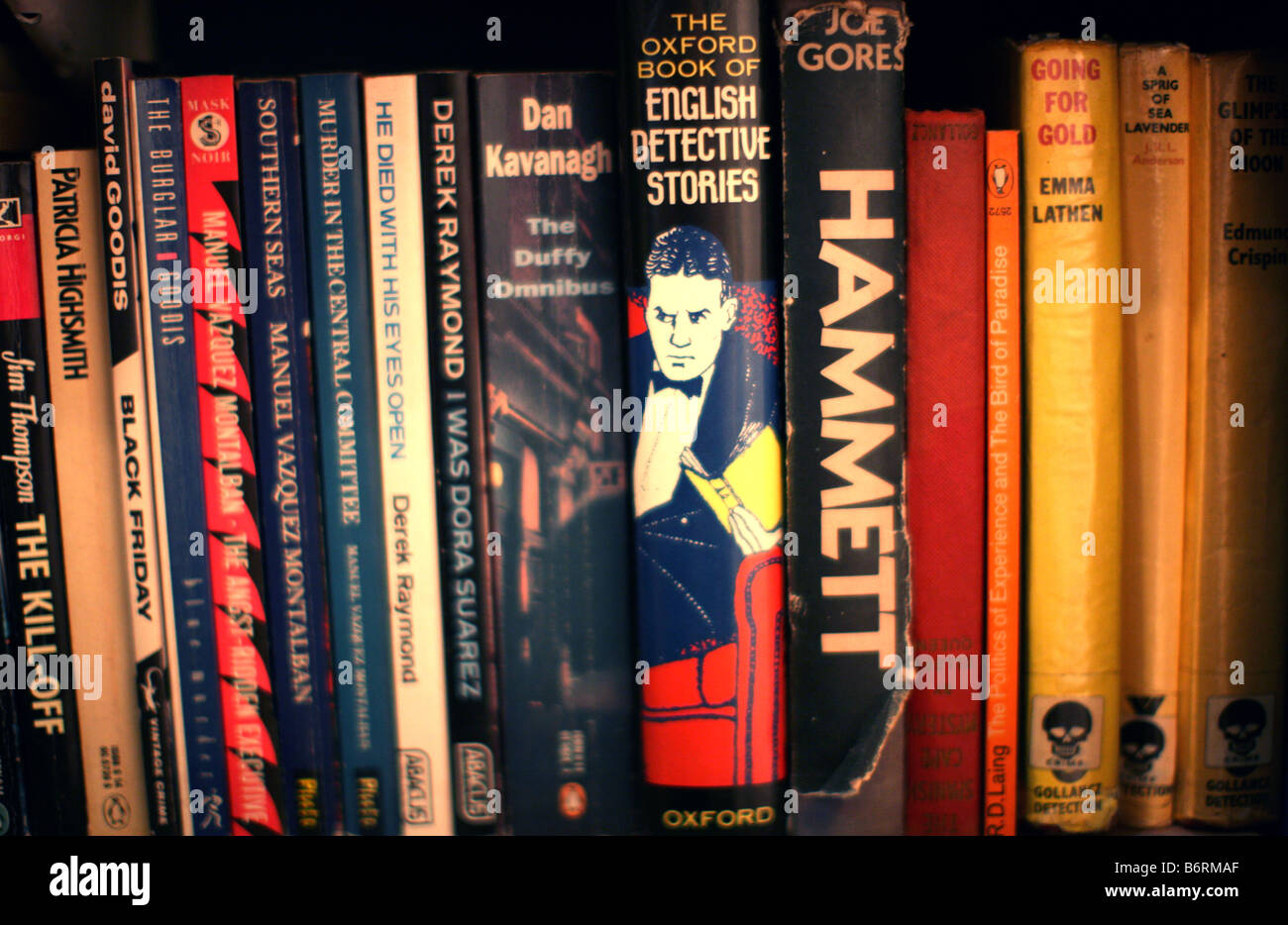 Detektiv & Crime Fiction auf einem Bücherregal Stockfoto