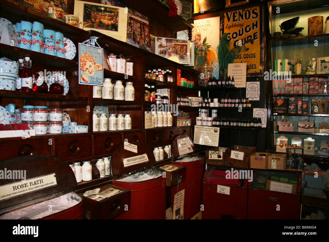 Innenraum des Olde Worlde Shop in das Dorf von Haworth, West Yorkshire. Stockfoto