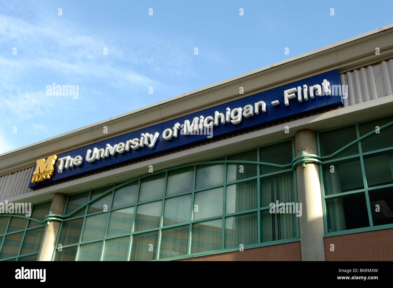 Universität von Michigan Flint Zeichen auf dem SchülerInnenzentrum in Flint, Michigan USA Stockfoto