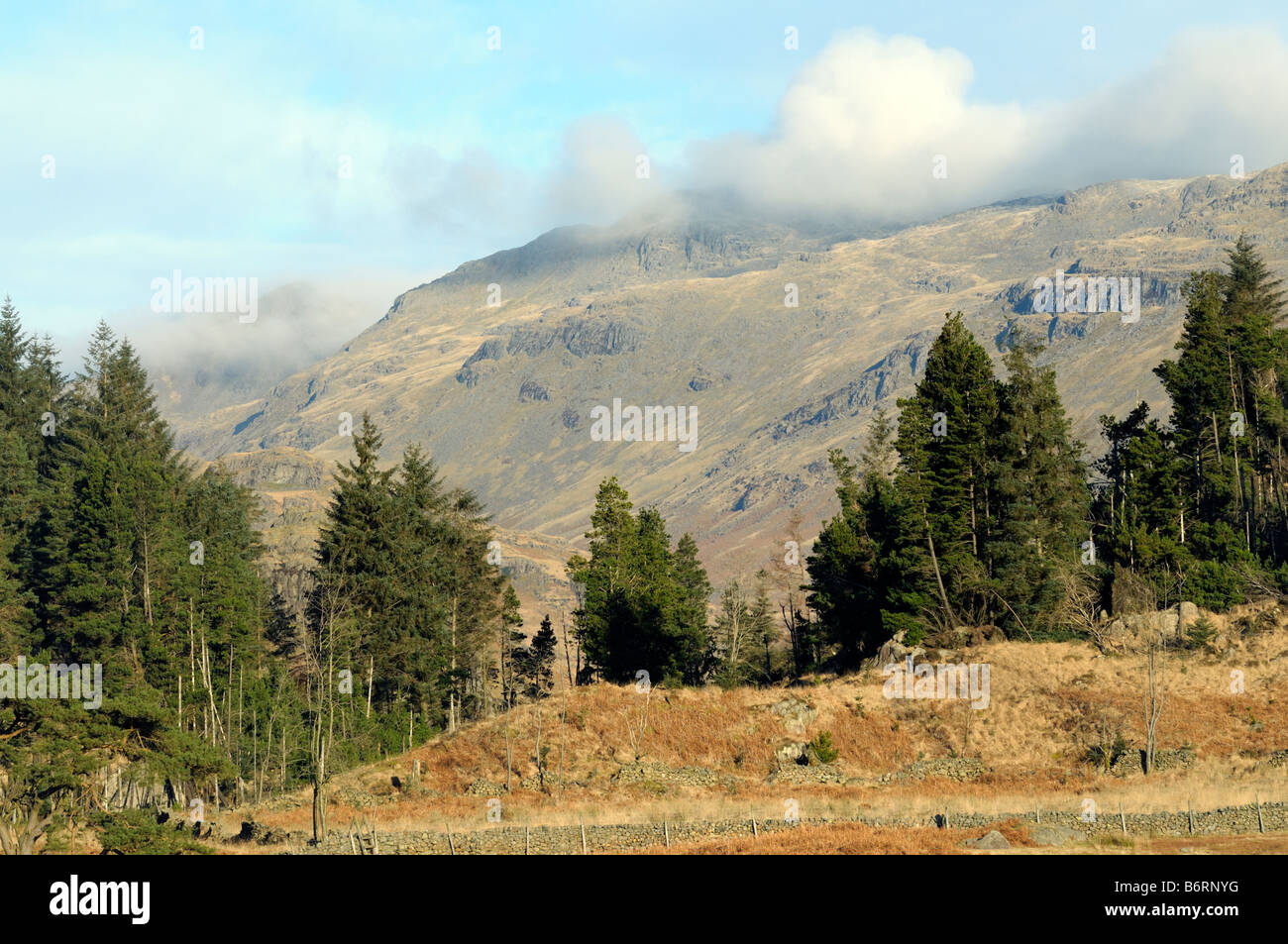 Eine Ansicht des Ulpha fiel mit Bogen fiel in der Hintergrund-Cloud von Seathwaite aus gesehen Stockfoto