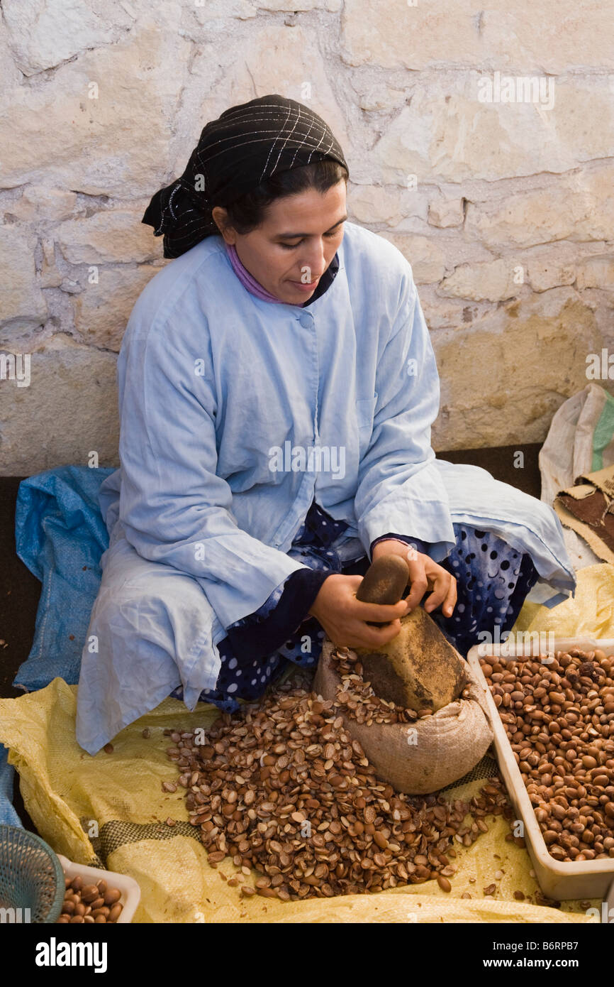 Assous Arganöl Marokko Berber Frau arbeiten brechen Argan Baum Mutter Kerne Argan-Öl in Frauen Dorf genossenschaftlichen extrahieren Stockfoto