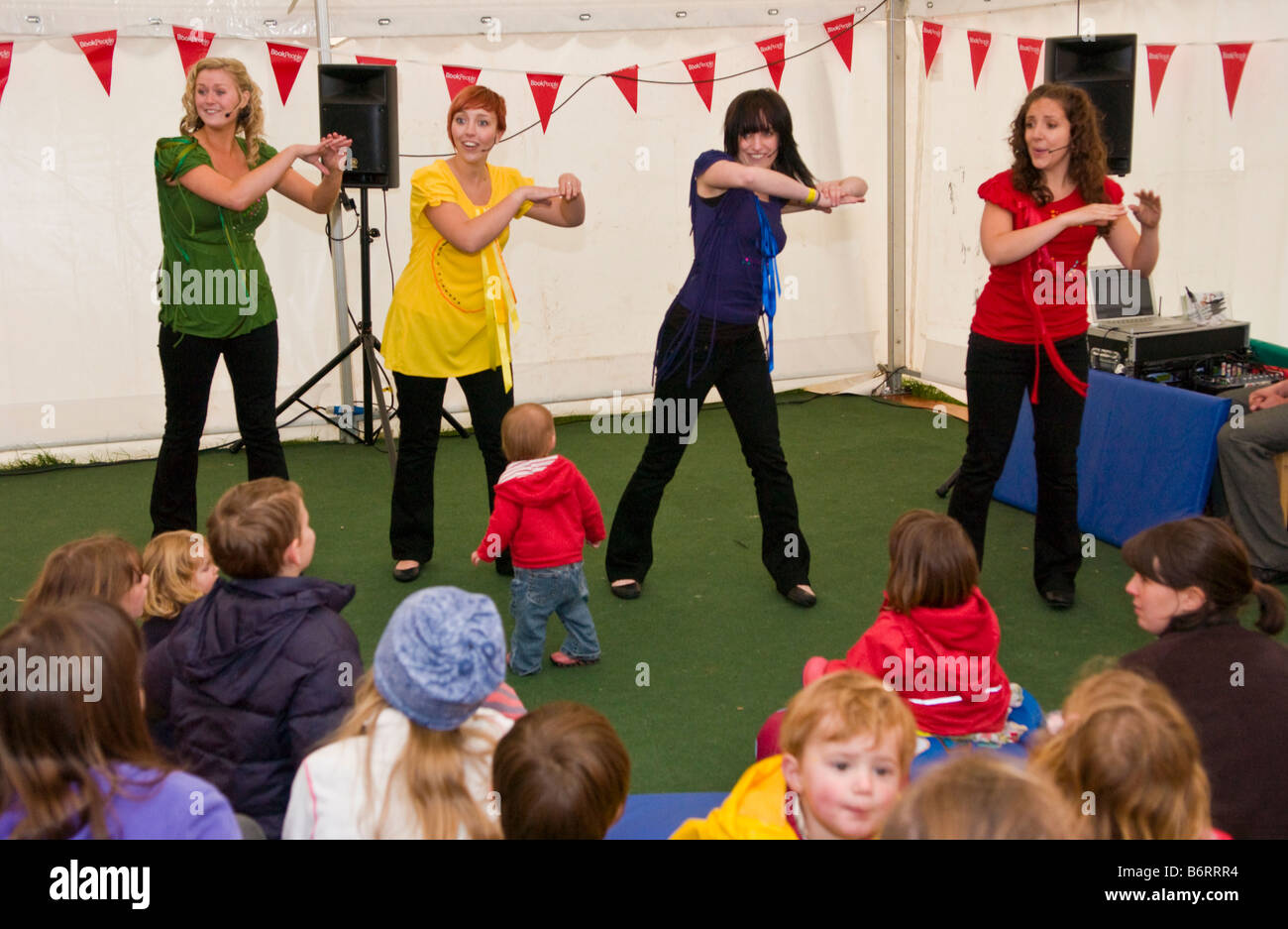 Unterhaltung im Bereich Kinder an den Guardian Hay Festival 2008 Hay on Wye Powys Wales UK Stockfoto