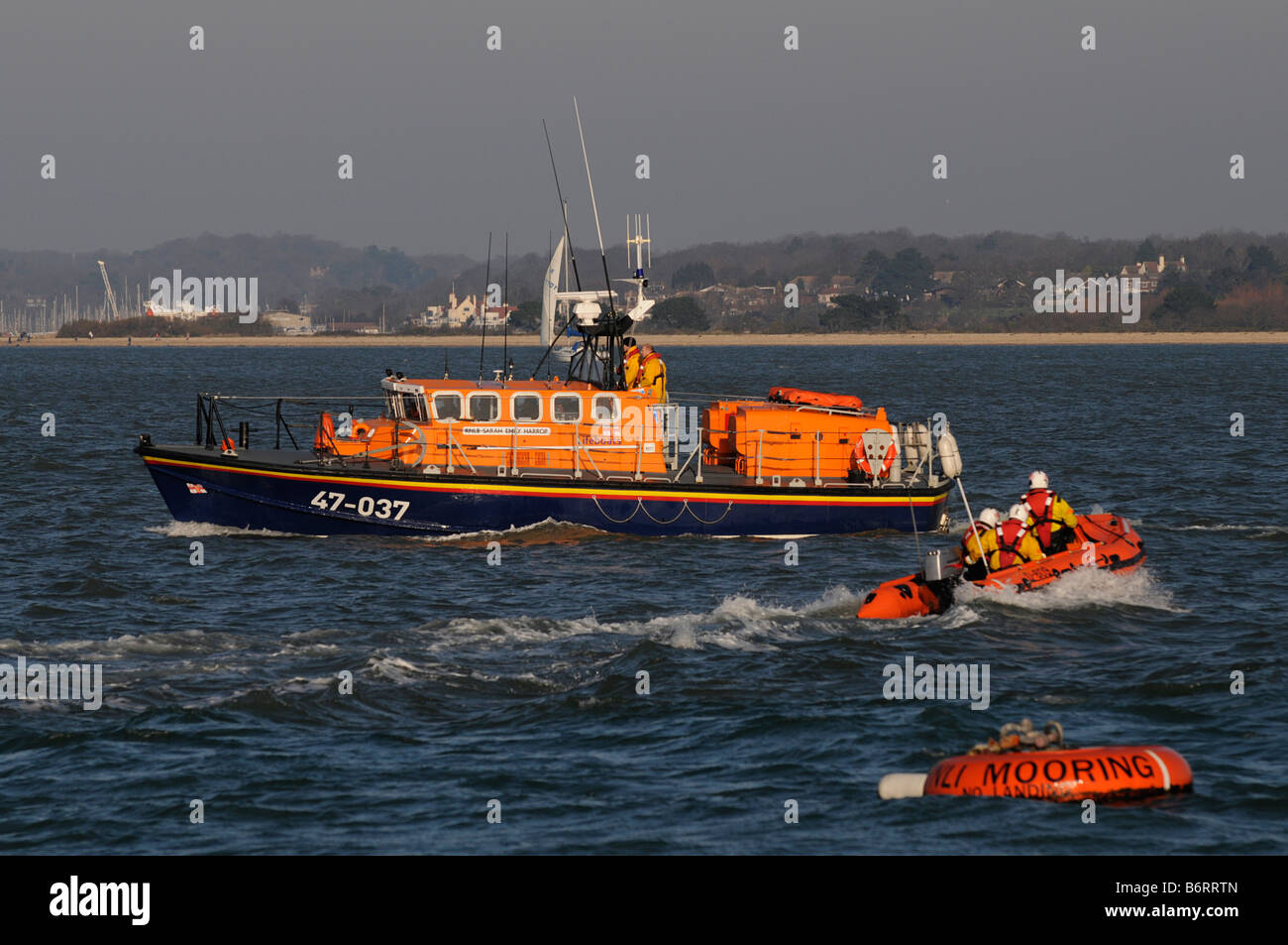 Calshot s Tyne Klasse Rettungsboot und D Klasse ILB auf Übung im Solent Stockfoto