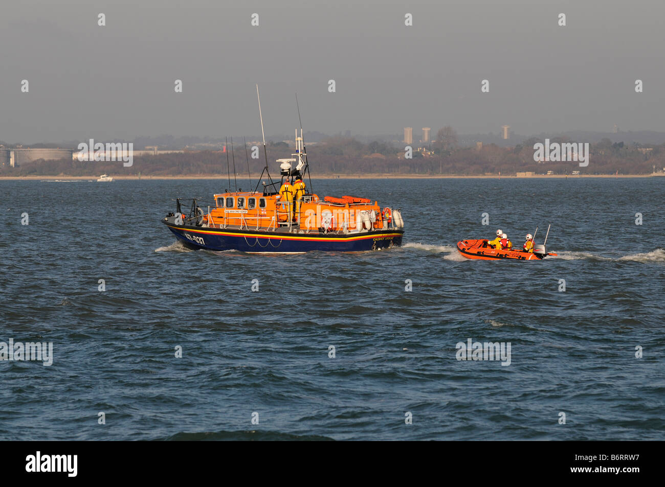 Calshot s Tyne Klasse Rettungsboot und D Klasse ILB auf Übung im Solent Stockfoto