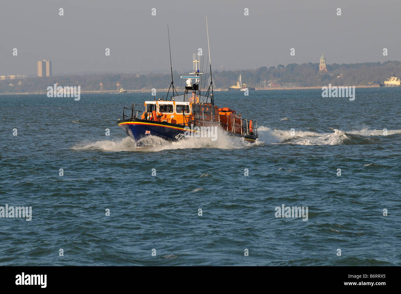 Calshots-Tyne Klasse Rettungsboot auf Übung in den Solent Stockfoto