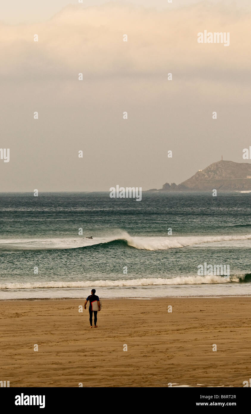Surfer zu Fuß in Richtung Meer am Sennen in Cornwall. Stockfoto