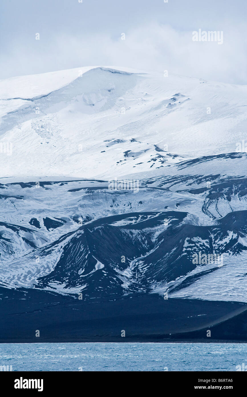 Vulkangestein und Asche mischen mit glazialen am Ufer des Deception Island Antarktis Stockfoto