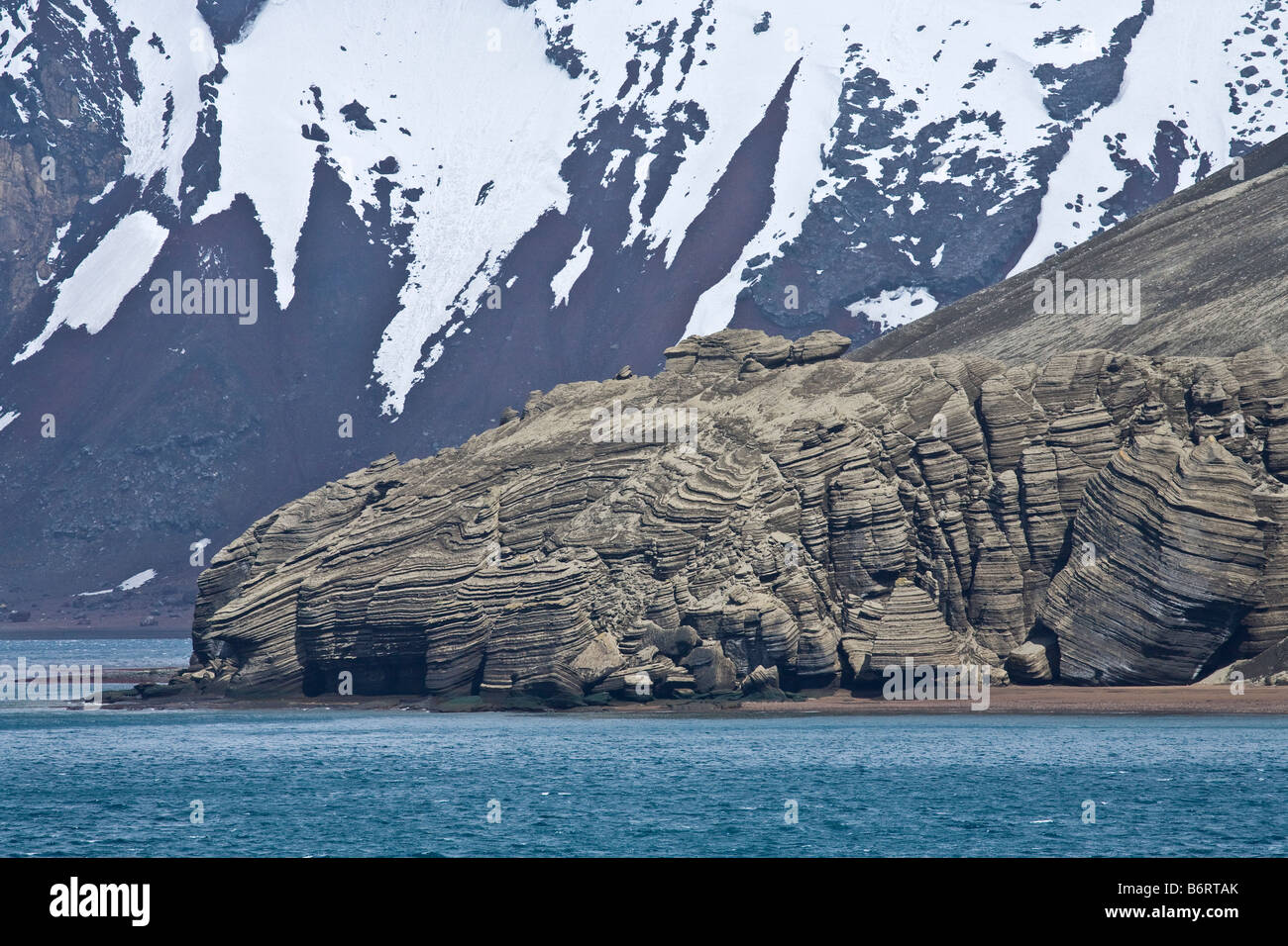 Vulkangestein erstarrter Lava und Asche mischen mit Gletschereis am Ufer des Deception Island Antarktis Stockfoto