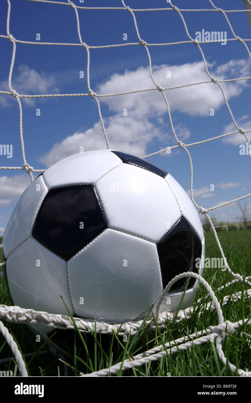 Fußball im Tor gegen blauen Himmel Stockfoto