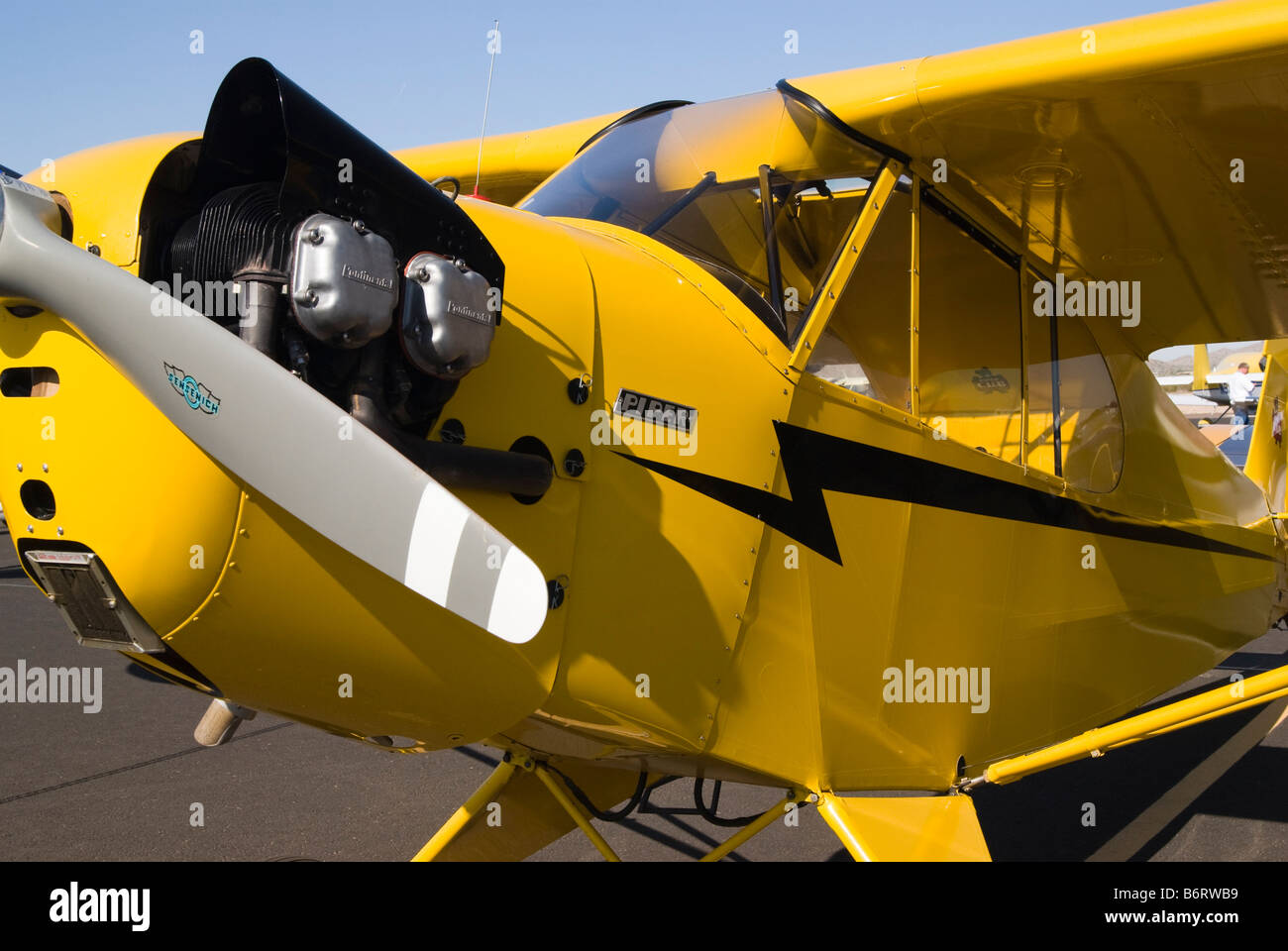 ein Flugzeug Piper J3 Cub auf dem Display an eine Fliege in Stockfoto