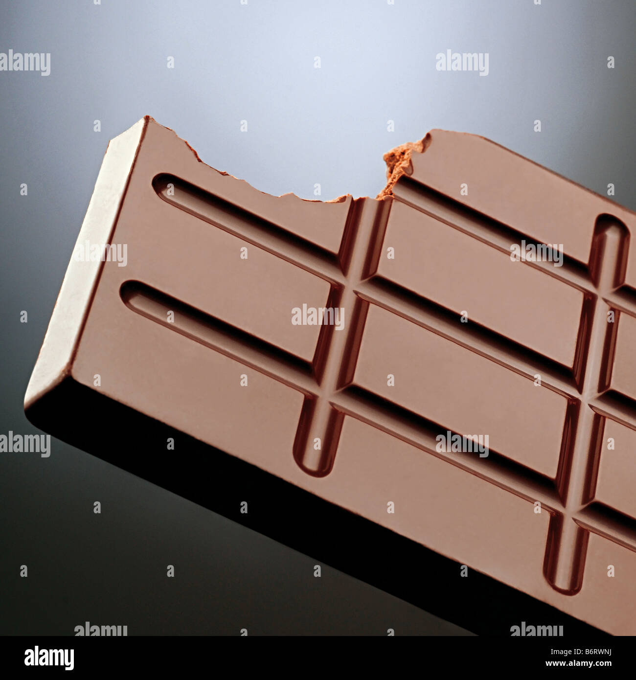 eine Tafel Schokolade - ein Stück abgebissen Stockfoto