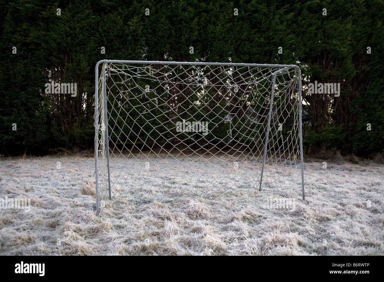 Ein Fußballtor an einem frostigen Morgen. Stockfoto