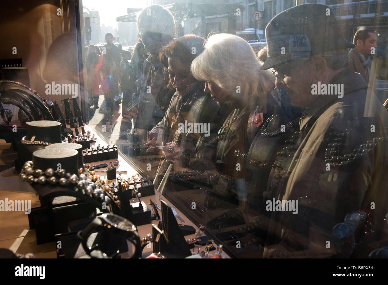 Betrachtet man Schmuck in South Kensington im Zentrum Londons Shopper Stockfoto