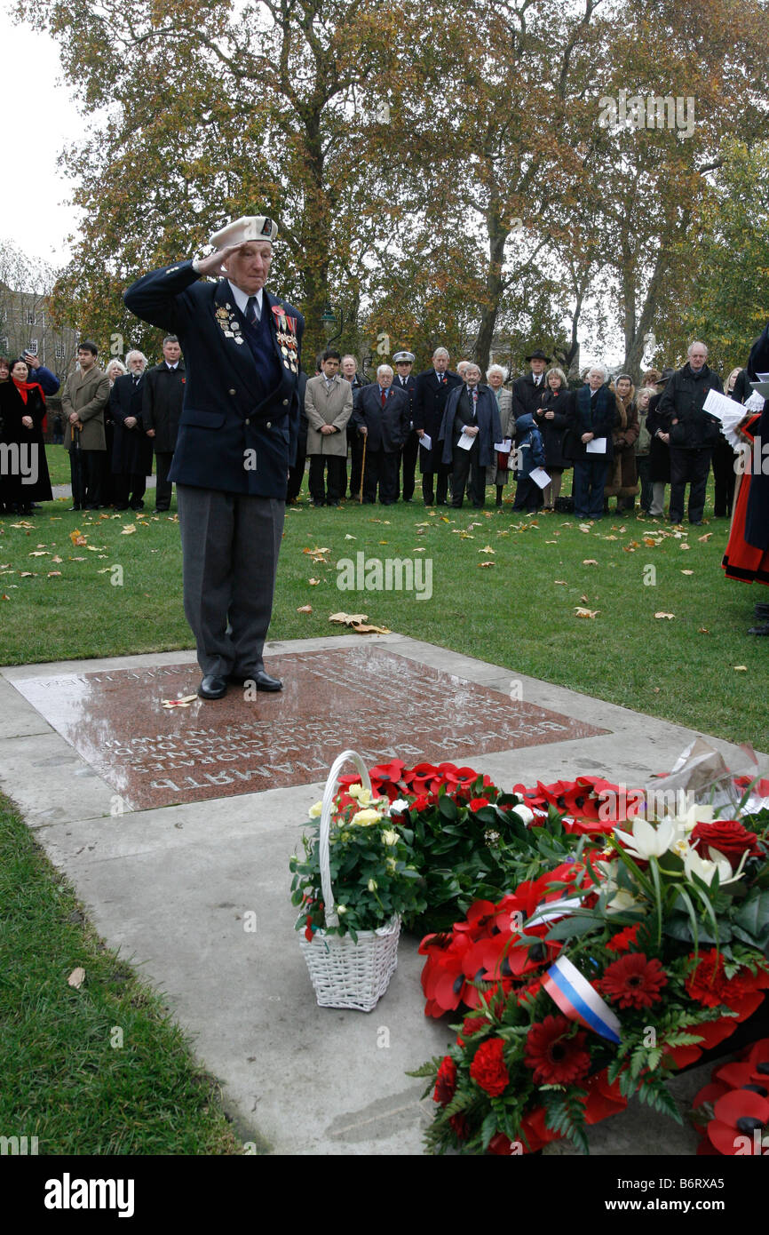 Ein veteran salutiert Ehren in den Dienst der Gedenktag an das Sowjetische Ehrenmal im Zentrum von London. Stockfoto